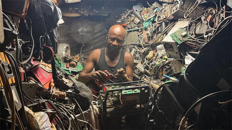 Wie Ghana den Elektroschrott als Chance nutzen will Zehntausende Menschen leben in Accra Schätzungen zufolge direkt oder indirekt von der Verarbeitung alter Elektronik.