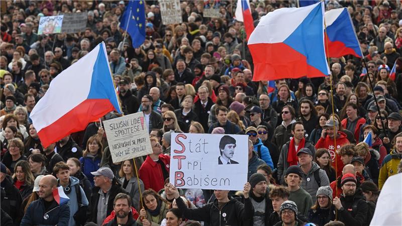 Zehntausende Menschen nehmen an der Kundgebung unter dem Motto „Wir lassen uns die Zukunft nicht stehlen.