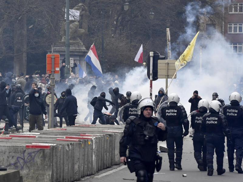 Zehntausende Menschen waren in Brüssel die Corona-Maßnahmen der Regierung auf die Straße gegangen. Foto: Geert Vanden Wijngaert/AP/dpa