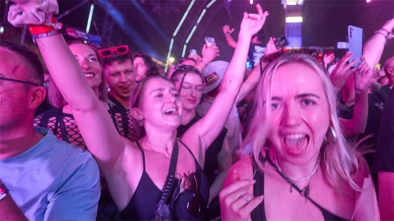 Zehntausende Raver feiern beim Nature One Festival.