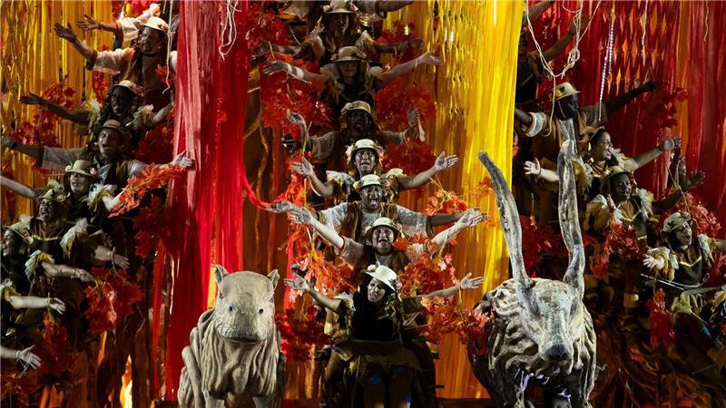 Zehntausende Zuschauer verfolgen das Spektakel.