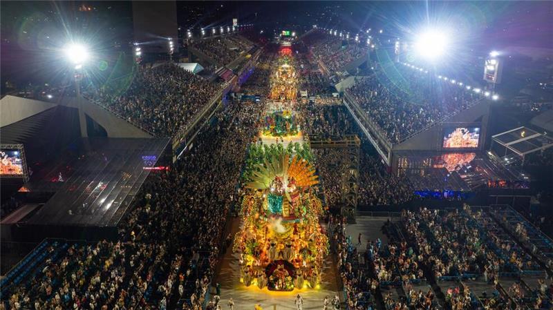 Kurz vor Karneval in Rio de Janeiro: Brand in Kostüm-Fabrik Zehntausende auf den Tribünen und in Logen sowie Millionen vor dem Fernseher in Brasilien und weltweit verfolgen für gewöhnlich die Umzüge auf dem riesigen Laufsteg. (Archivbild)