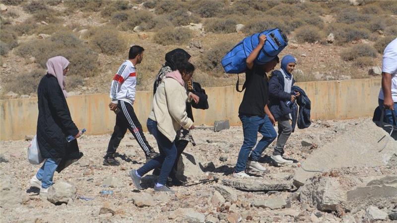 Zehntausende flüchten aus dem Libanon nach Syrien. 