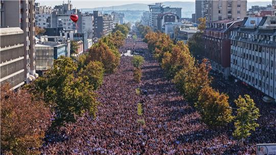 Zehntausende gedenken in Novi Sad der Tragödie mit 16 Toten Zehntausende gedachten der 16 Opfer des Einsturzes des Bahnhofsvordachs in Novi Sad vor genau einem Jahr.