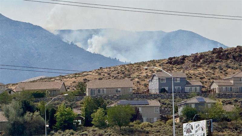 Brände im US-Bundesstaat Nevada: Zehntausende müssen fliehen Zehntausende müssen aufgrund des sich weiter ausbreitenden Brandes bei Reno aus ihren Häusern fliehen.