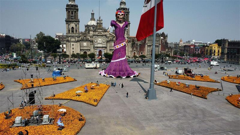 Zehntausende orangefarbene Cempasúchil-Blumen schmücken den Zócalo-Platz.