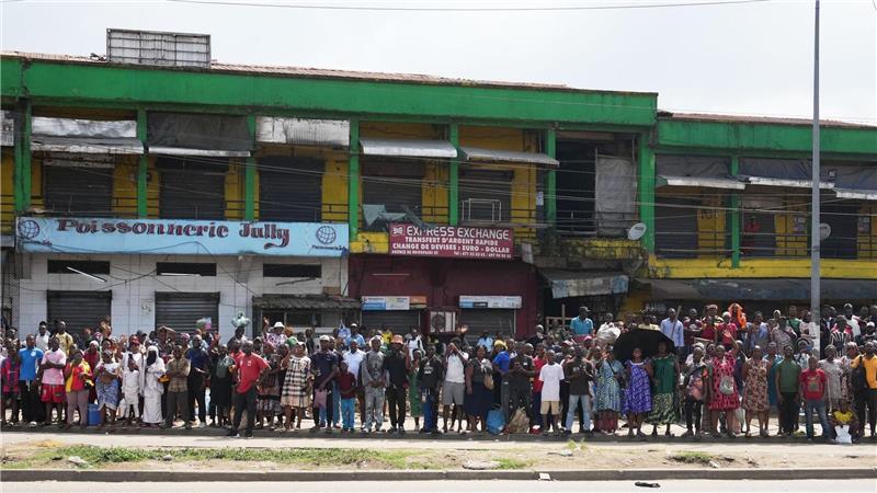 Zehntausende säumen den Weg von Papst Leo XIV. in Kamerun.