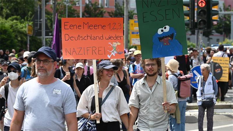 Zehntausende sind in Erfurt auf der Straße, um gegen den AfD-Bundesparteitag zu demonstrieren.