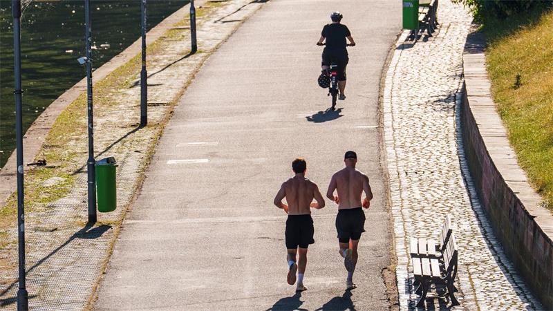 Ist die Wade der neue Waschbrettbauch? Zeigefreudige Männer mit nacktem Oberkörper und kurzer Hose beim Joggen. (Archivbild)