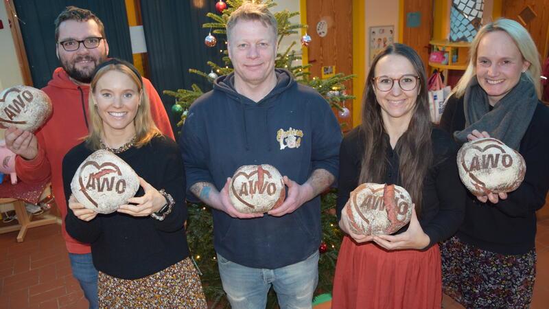 Zeigen das Awo-Brot (von links): Awo-Vorsitzender Andreas Gubernatis, Kita-Leiterin Marion Frickhof, Bäckermeister Sascha Schäfer sowie die Kita-Leiterinnen Liane Müller-Lenze und Annika Henning.