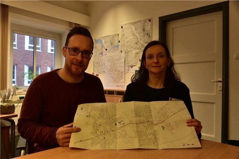 Zeigen einen ersten Entwurf der Baustellenplanung : Bernd Bardenhagen und Madeleine Pönitz. Foto: Beneke