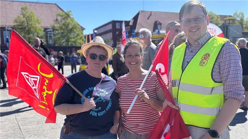 Zeigen heute Flagge: Ina von Husen (IG Metall, links) mit Anne Wolff-Meuter und Jan Büther von der SPD.