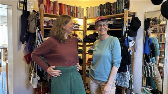 Zeigen, was es im Lädchen Am Hagedorn alles für kleines Geld zu kaufen gibt: Brücke-Geschäftsführerin Simone Schulte (links) und Annette Bisping. Beide haben eine sozialpsychiatrische Ausbildung.