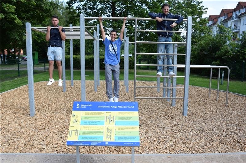 Zeigen wie es geht: Alex, Berkan und Hadi turnen an der „Calsisthenics“-Anlage. Fotos: Strüning