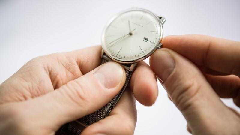 Sonntag beginnt die Sommerzeit: Fakten, Tipps und Tricks zur Zeitumstellung Zeiger vor- oder zurückdrehen? Foto: Arne Immanuel Bänsch/dpa/dpa-tmn