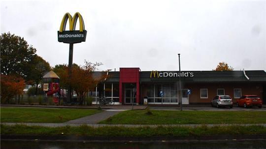 Zeigt McDonald's - wie hier in Bremervörde - vielleicht 2025/2026 in Hemmoor ebenfalls Flagge? Die mögliche Ansiedlung im Hemmoorer Zentrum sorgt an der Oste für Gesprächsstoff.