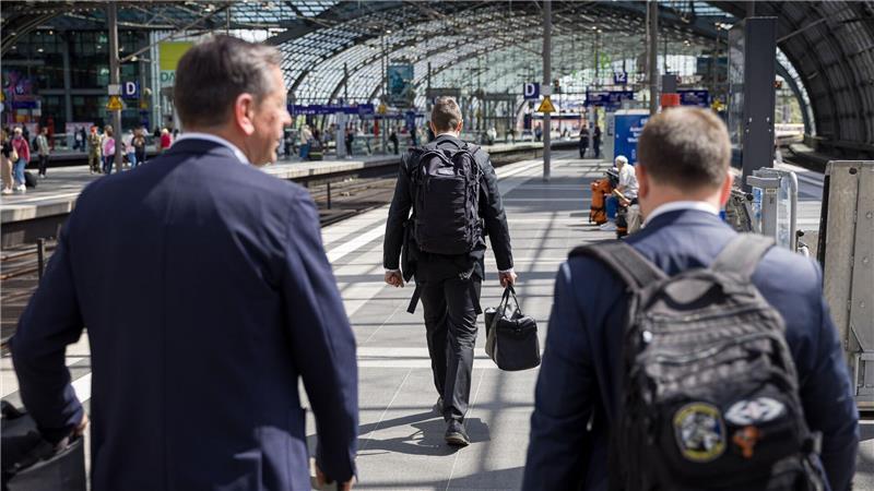 Zeigt sich Lies in der Öffentlichkeit, ist sein Personenschutz nicht weit, wie hier am Hauptbahnhof Berlin.
