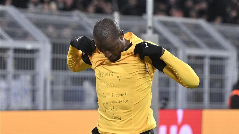 Guirassy mit trauriger Botschaft - BVB auf Achtelfinal-Kurs Zeigte nach seinem Tor eine emotionale Botschaft: Serhou Guirassy.