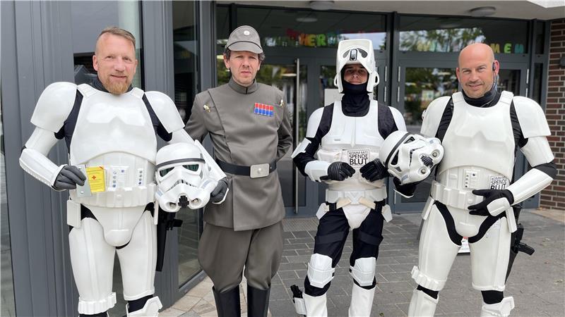 Zeigten Präsenz für die gute Sache: die Mitglieder der 501st Legion (von links) Christian Langen, Stephan Schnieder sowie Bennet und Alexander Lück.