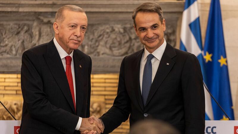 Zeigten sich in Athen äußerst versöhnlich: der türkische Staatspräsident Recep Tayyip Erdogan (l) und der griechische Ministerpräsident Kyriakos Mitsotakis.