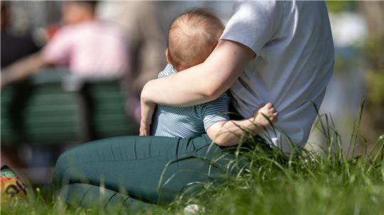 Zeit für Eltern und Kinder - nicht für Arbeitsfragen. Während der Elternzeit sind Kündigungen nur in ganz wenigen Ausnahmen möglich.