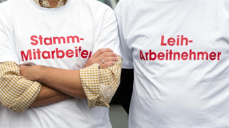 Zeit- oder Leiharbeiter arbeiten oft genau wie ihre Kollegen, in bestimmten Branchen verdienen sie dabei sogar mehr.