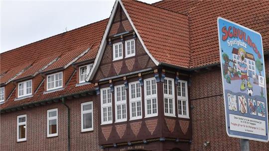 Zeitplan in Gefahr: Die 1951 errichtete Grundschule am Westerminnerweg in Jork soll bis 2026 durch einen Neubau oberhalb des Sportplatzes ersetzt werden.