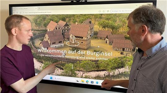 Zeitreise zurück ins 14. Jahrhundert: Florian Timm von der HafenCity Universität Hamburg im Gespräch über die Horneburg mit Kreisarchäologe Daniel Nösler (von links).