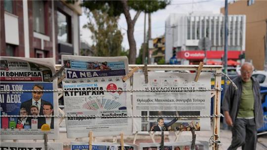 Zeitungen an einem Verkaufsstand in Athen.