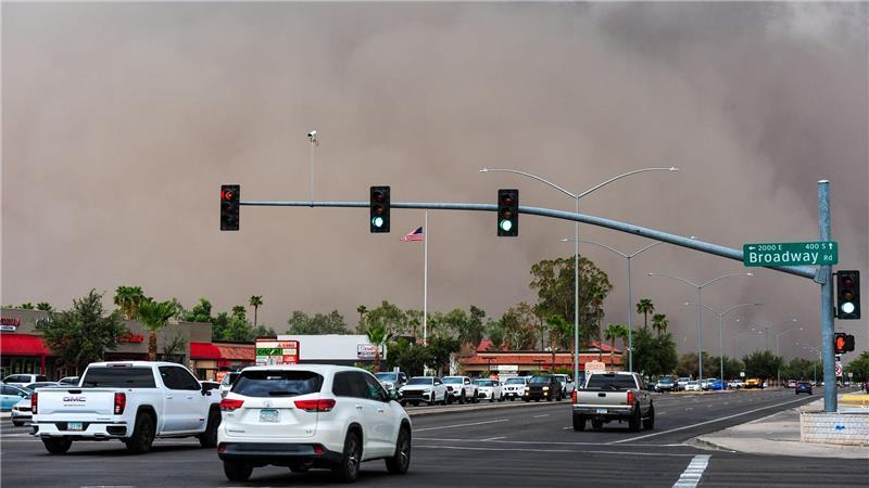 Gigantischer Staubsturm fegt über Phoenix Zeitweise kam der Straßen- und Flugverkehr zum Stillstand