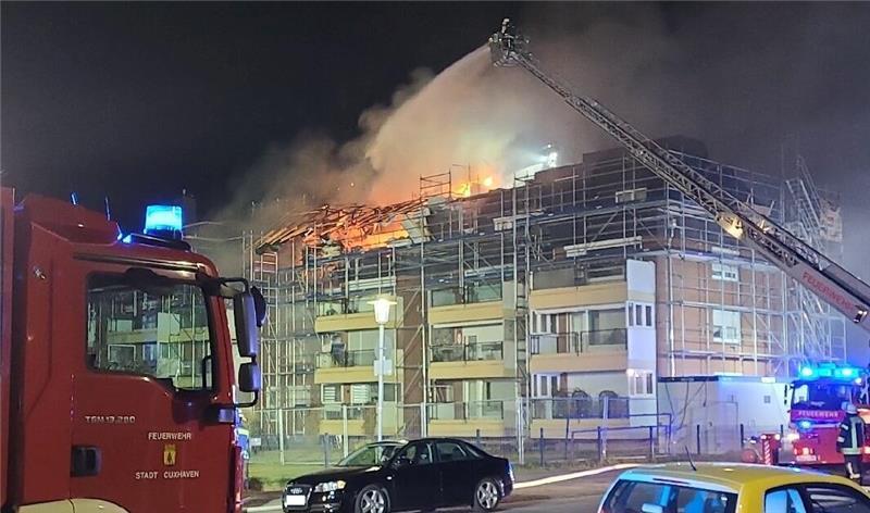 Mehrfamilienhaus in Cuxhavener City in Flammen – Hoher Schaden Zeitweise schlugen die Flammen meterhoch aus dem Dach des Wohnhauses in der Brahmsstraße.