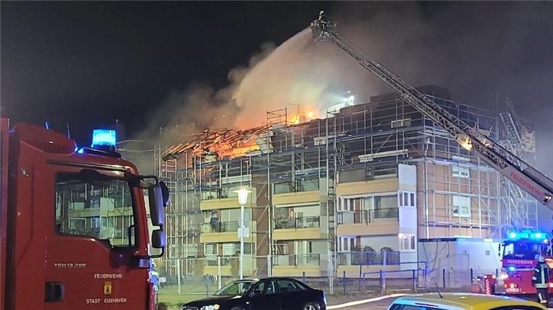 Großbrand und Kindergartenfeuer: War es Brandstiftung? Zeitweise schlugen die Flammen meterhoch aus dem Dach des Wohnhauses in der Brahmsstraße.