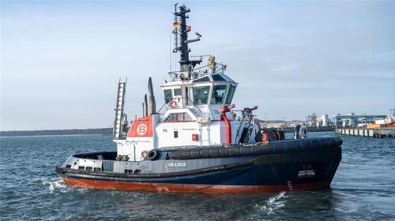 Was der Schlepperkapitän über den „Eventin“-Einsatz verrät Zeitweise waren mehrere Schiffe mit dem havarierten Tanker verbunden.