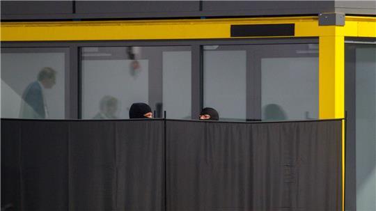 Zeitweise wurden Sichtschutzwände vor dem Angeklagten aufgestellt, weil die Zeugin ihm nicht ins Gesicht sehen wollte.