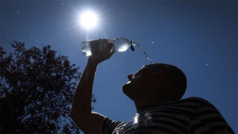 Zeitz für eine Abkühlung: Ein Mann schüttet sich im bayerischen Kaufbeuren Wasser auf den Kopf.