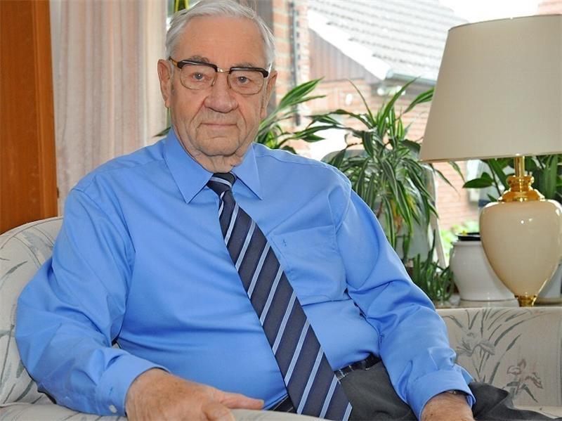 Zeitzeuge Heinz Schmidt lebt in Neu Wulmstorf. Hier, vor den Toren Hamburgs, hat er den Krieg und die Kapitulation 1945 erlebt.