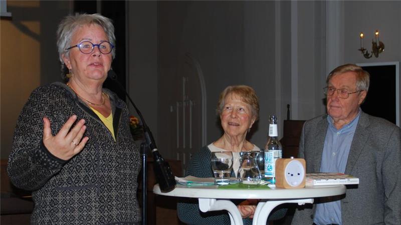 Zeitzeugen: Cornelia Ogilvie (links) sowie Elke und Wolfgang Breithaupt berichten in der Harsefelder Kirche vom Schrecken-Regime in der DDR.