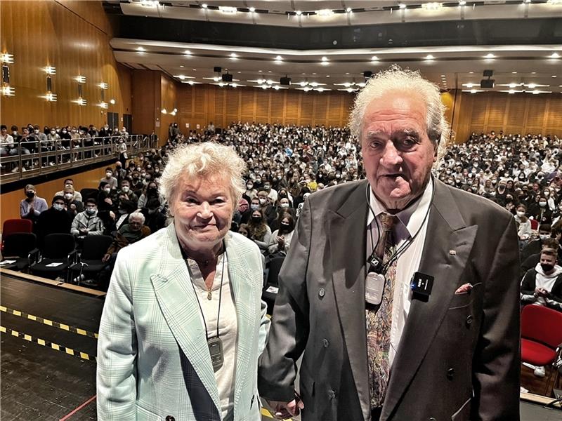 Zeitzeugen des Holocaust nach einem bewegenden Vortrag vor 1000 Menschen im Stadeum: Dagmar und Ivar Buterfas-Frankenthal. Foto: Richter