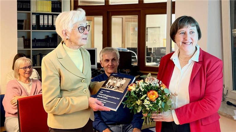 Zeitzeugin Ursula Piepenbrock und Christina Deggim, Stader Stadtarchivarin, bei der Vorstellung des Buchs über die Flüchtlingssuchkartei.