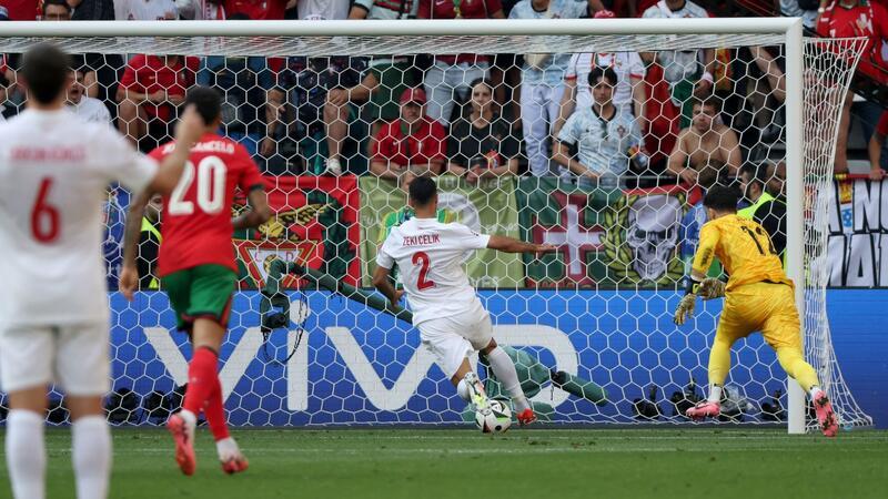 Kurioses türkisches Eigentor hilft: Portugal im Achtelfinale Zeki Celik (l) und Torhüter Altay Bayindir können das Eigentor zum 0:2 aus türkischer Sicht nicht verhindern.