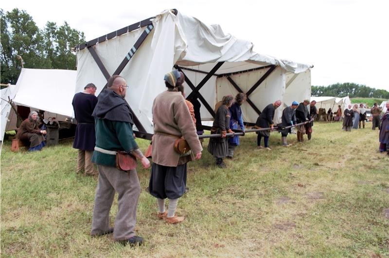 Defektes Schleusentor: Überschwemmung auf dem Wikingermarkt in Jork Zelte auf Wanderschaft: Innerhalb einer halben Stunde retten Wikinger und Besucher mit vereinten Kräften etwa 15 Wohn- und Verkaufszelte der Zelte vor dem Wasser. Danach zelebrierten die meisten ihr Wikinger-Spektakel weiter, auch die Besuc