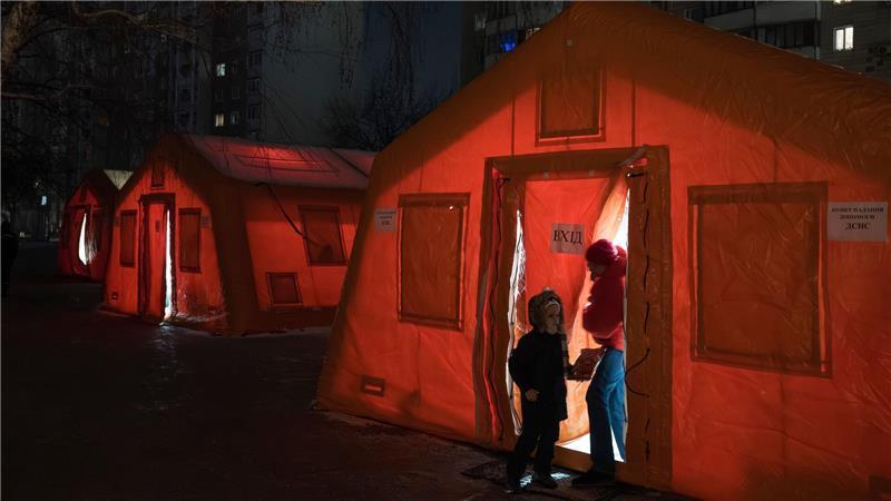 Zelte des ukrainischen Zivilschutzdienstes geben Menschen die Möglichkeit, sich nach russischen Angriffen aufzuwärmen, wenn die Heizungen ausgefallen sind.