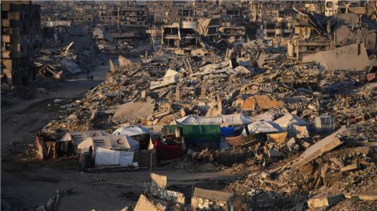 Zelte für vertriebene Palästinenser stehen inmitten der Zerstörung nach der israelischen Luft- und Bodenoffensive im Viertel Sheikh Radwan in Gaza.