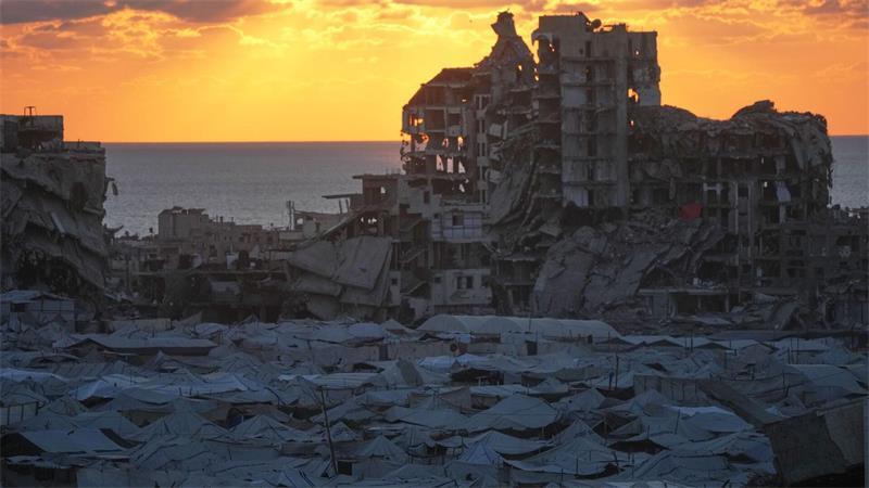 Zelte, in denen vertriebene Palästinenser untergekommen sind, sind inmitten der vom Krieg zerstörten Gebäude in Gaza Stadt zu sehen.