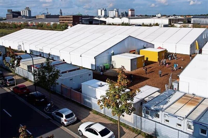 Flüchtlingslage spitzt sich zu: Kommunen stoßen an ihre Grenzen Zelte zur Unterbringung von Geflüchteten stehen in der Überseestadt in Bremen. Angrenzend sollen künftig winterfeste Leichtbauhallen aufgebaut werden. Foto: Schuldt/dpa