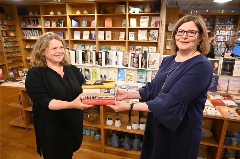 Zenita Ahrens (links) gibt die Bücher aus der Hand – seit Mai ist die Buxtehuderin Tanja Drecke (rechts) Inhaberin der Buchhandlung Schwarz auf Weiß . Für die nächsten Jahre hat sie sich vorgenommen, stärker in die Leseförderung von Kindern