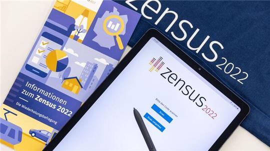 „Zensus 2022“ steht auf einem Tablet, mit dem Beauftragte der gleichnamigen Volkszählung örtliche Befragungen vorgenommen haben.