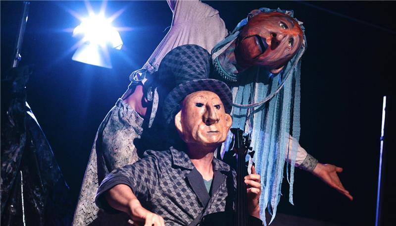 Zwei Schauspieler mit Gesichtsmasken