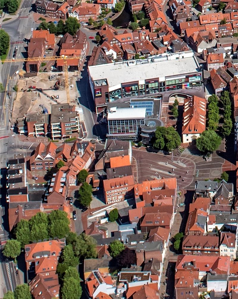 Zentraler Platz in der Stadt: der Neue Pferdemarkt mit dem hellen Parkdeck und die Baustelle, wo direkt nebenan das Parkhaus entsteht. Luftfoto Martin Elsen