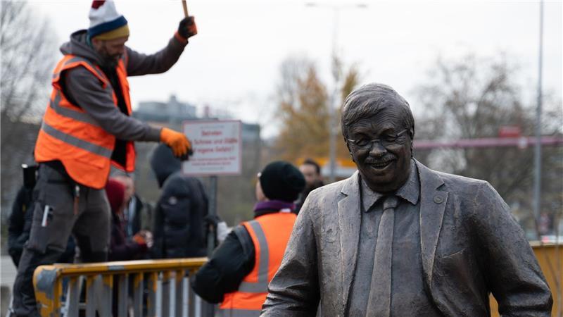 Zentrum für Politische Schönheit installiert Lübcke-Statue vor CDU-Parteizentrale